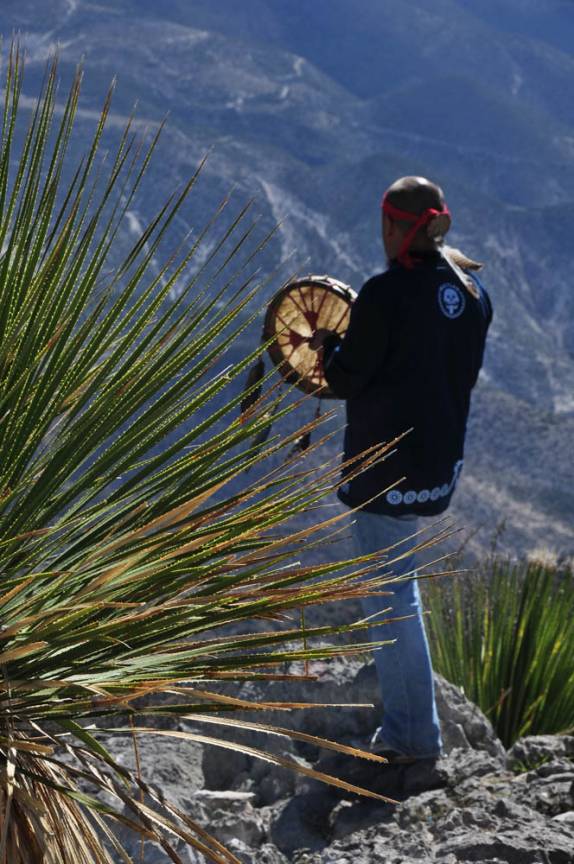 Tocando tambor e reverenciando a natureza no alto de 'El Quemado', na região de Real de Catorce, pueblo mágico no norte do México